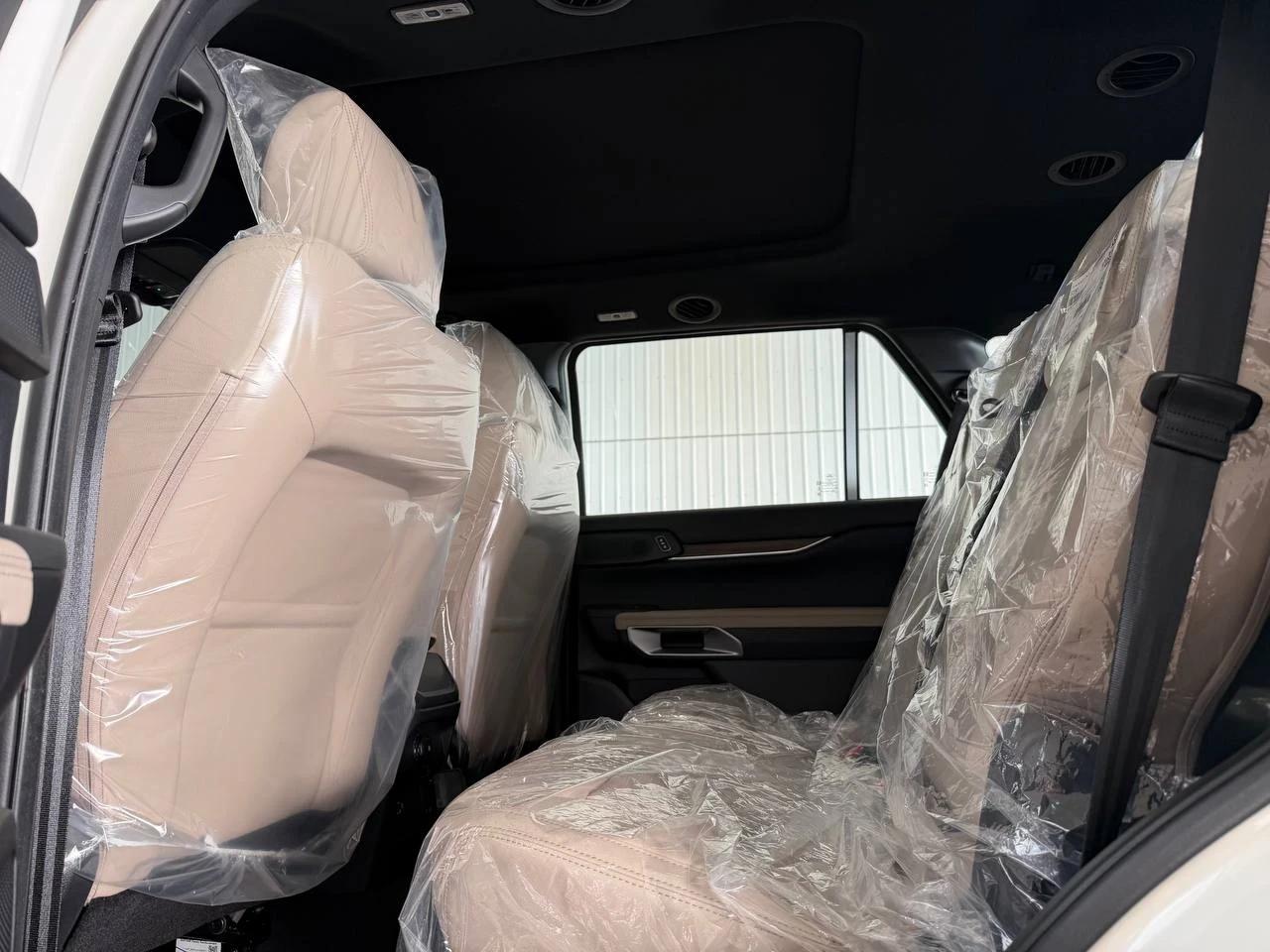 interior frontLeft